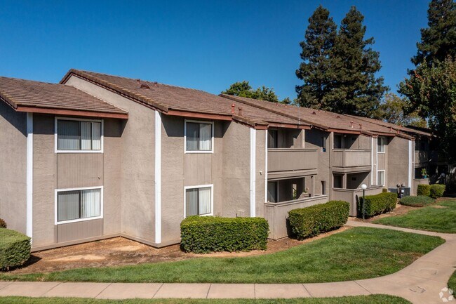 Building Photo - Ready for immediate move-in.. Come down to...