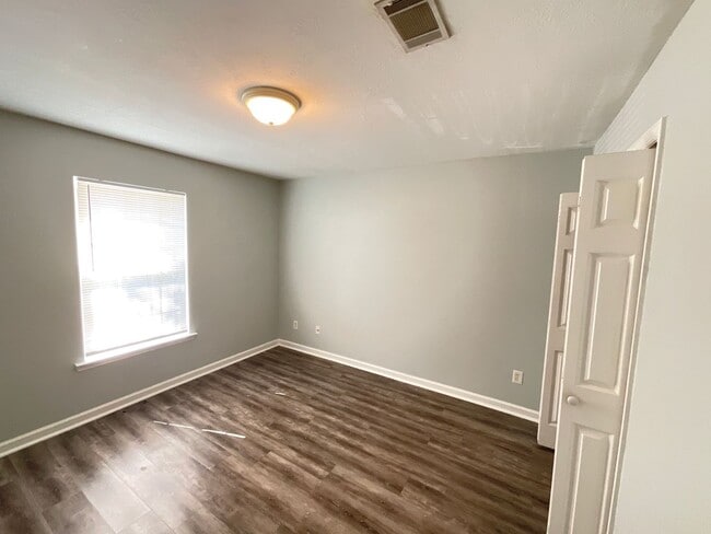 Building Photo - 4463 Belair Dr