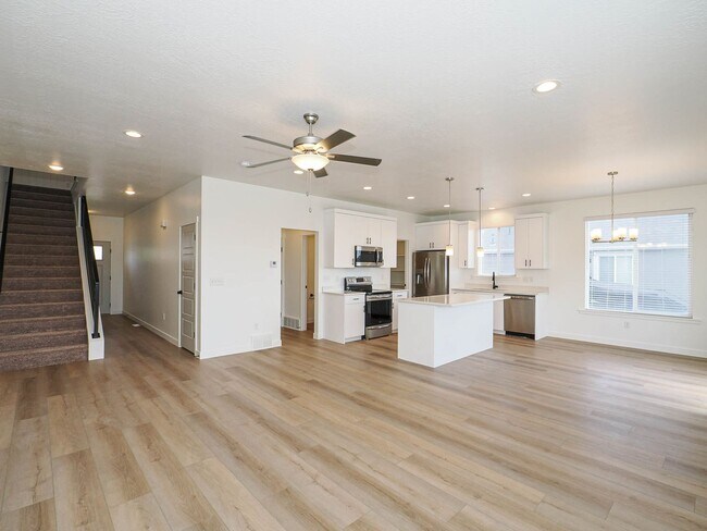 Building Photo - 4 Bedroom, 2.5 bathroom Eagle Mountain Home