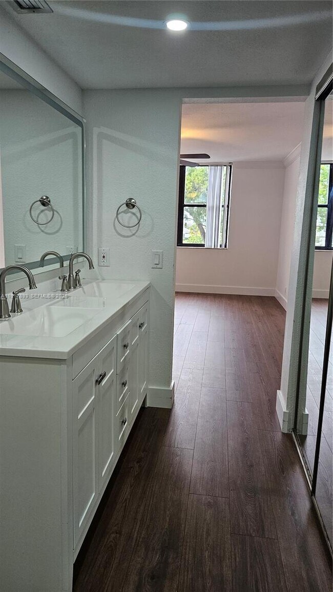 Building Photo - 105 Lake Emerald Dr