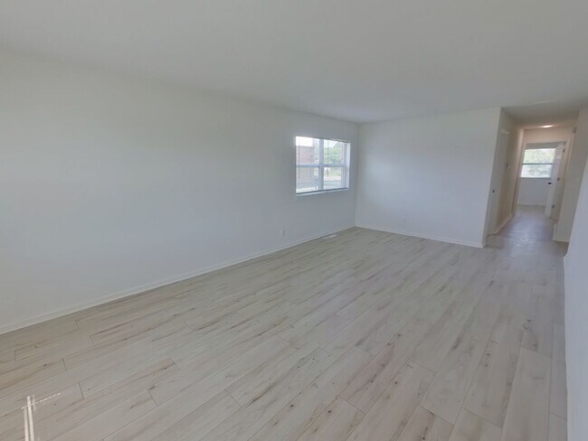 Building Photo - 5BR Renovated Home - Accepting Section 8