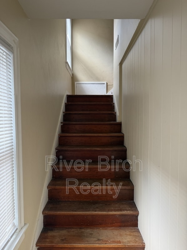 Building Photo - 423 W Lawrence Ave