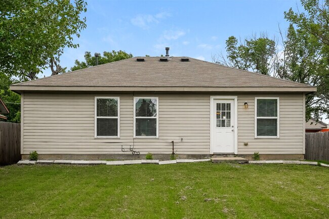 Building Photo - 513 N Wood St