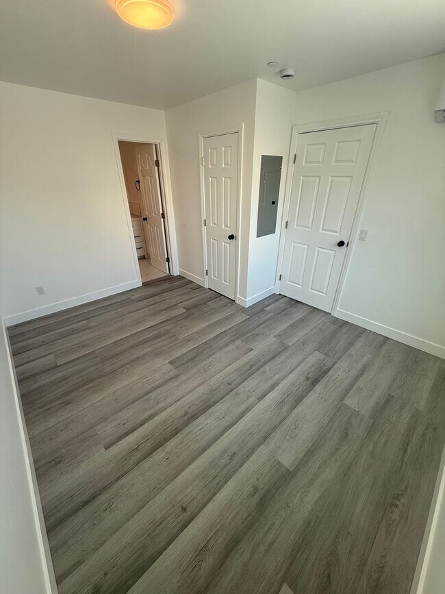 Building Photo - College Ave Triplex