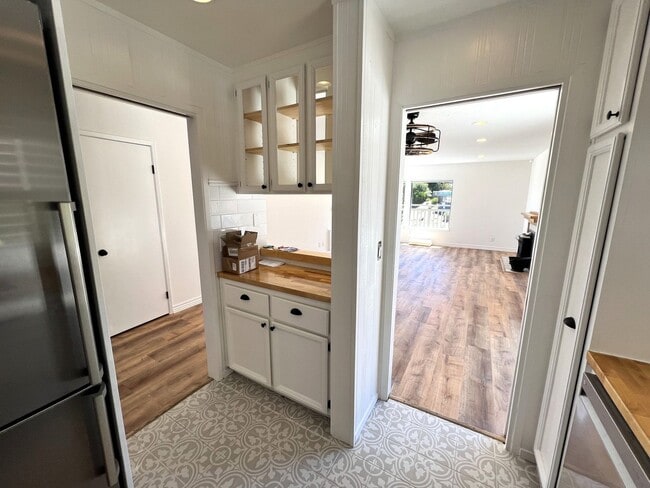 Building Photo - ONE LEVEL ONE BEDROOM TOP-UNIT CONDO IN HEADLANDS WITH STUNNING BAY VIEWS