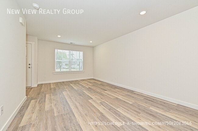 Building Photo - 514 12th Ave NE