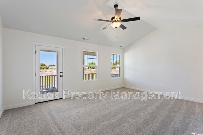 Building Photo - 991 Shoreline Dr