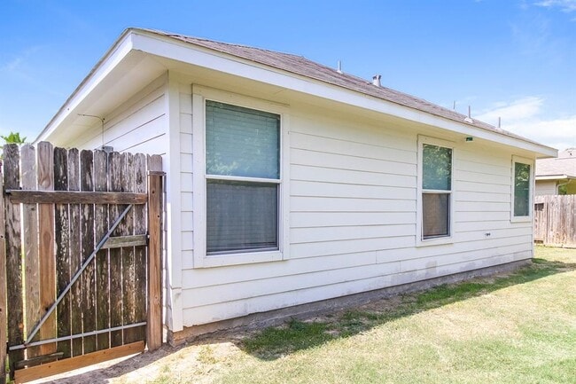 Building Photo - 9422 Camelia Crest Ln