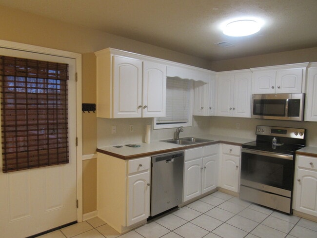 Building Photo - Contact Peggy Goodman 501 676 1758