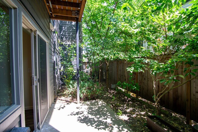 Building Photo - Great Modern 1 Bedroom in Sellwood w/ W&D + Private Patio