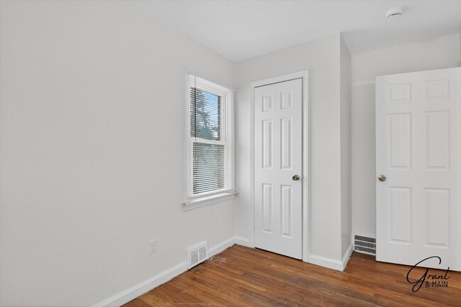 Building Photo - $1350 3 bedrooms