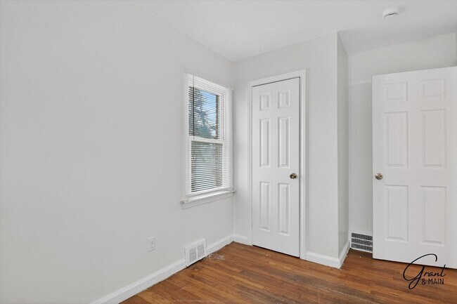 Building Photo - $1400 3 bedrooms