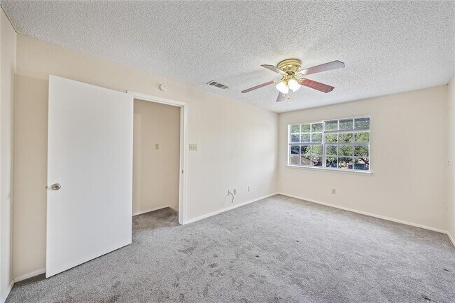 Building Photo - 1015 E Yager Ln