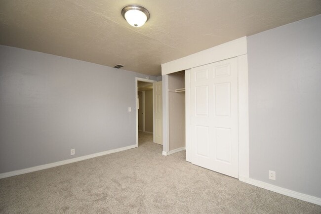 Building Photo - Comfortable Kearns 4-Bed Home with Spacious layout & Private Yard
