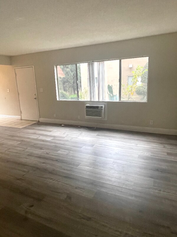 Building Photo - 562 Silverwood Ave