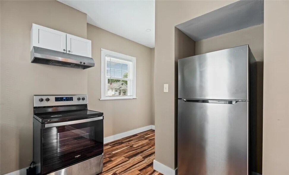 Building Photo - 900 E Stewart St