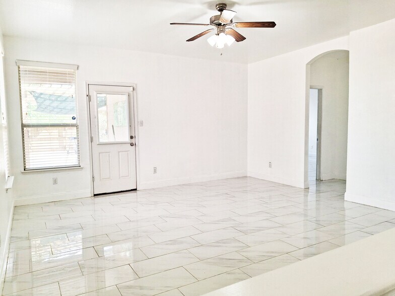 Building Photo - 556 Moonwalker Trl