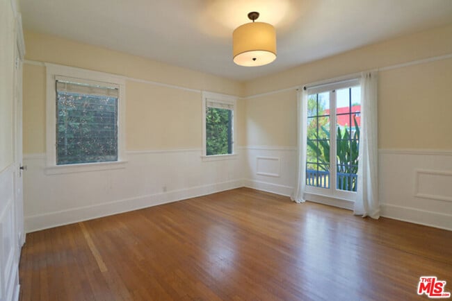 Building Photo - 523 N Gower St