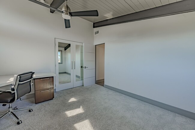 Building Photo - Luxurious Modern Living in the Heart of San Diego with Solar!