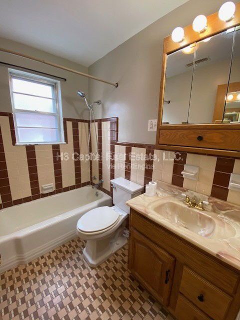 Building Photo - 2818 Yale Dr