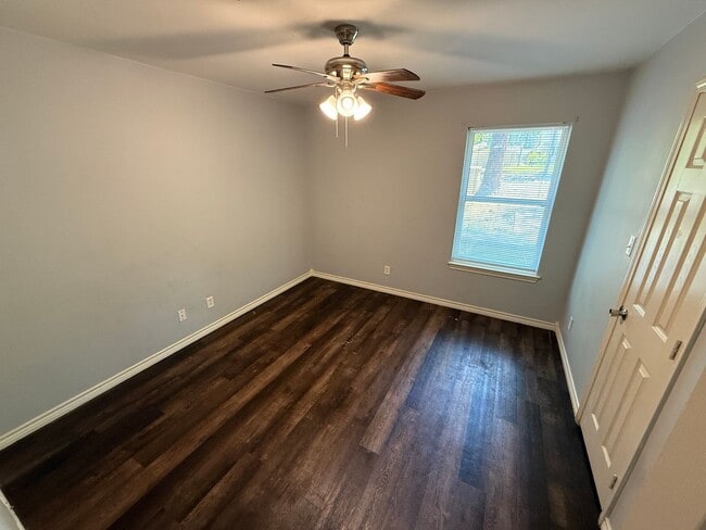 Building Photo - 2-bed/1-bath Duplex
