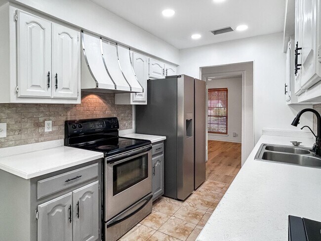 Building Photo - Inviting Northwest San Antonio Home - Fireplace, Office Flex, & Mature Trees