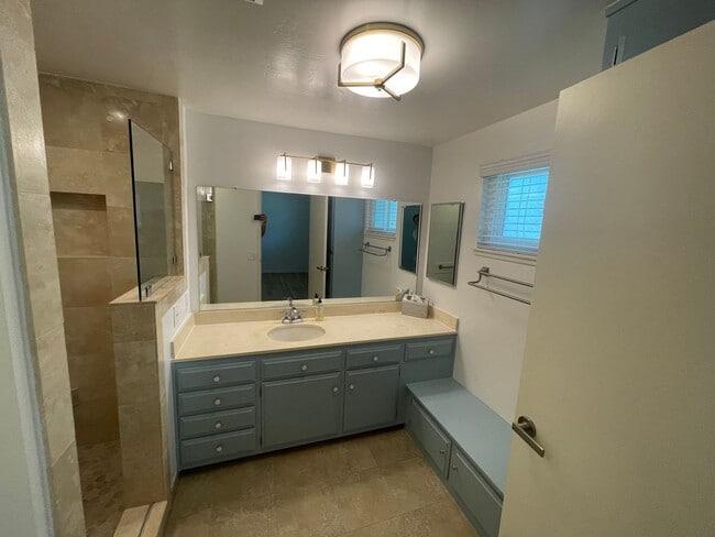 Building Photo - Awesome home on massive lot, 55+ community