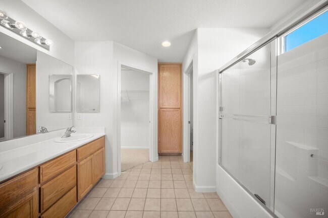 Building Photo - 332 Watson Hollow Dr