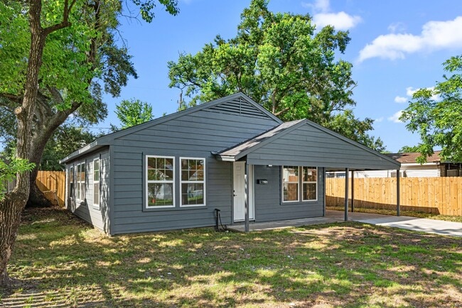 Building Photo - 2108 Camille St