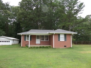 Building Photo - Nice 2 bed 1 bath brick ranch located in M...