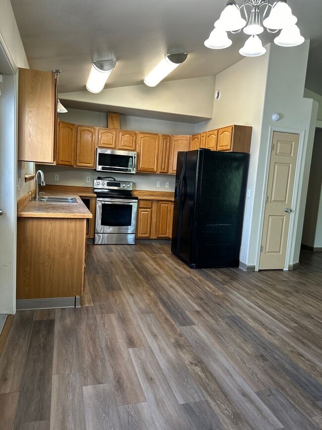 Building Photo - Century 21 Gold Rush - 3 bed, 2 bath (North Pole)