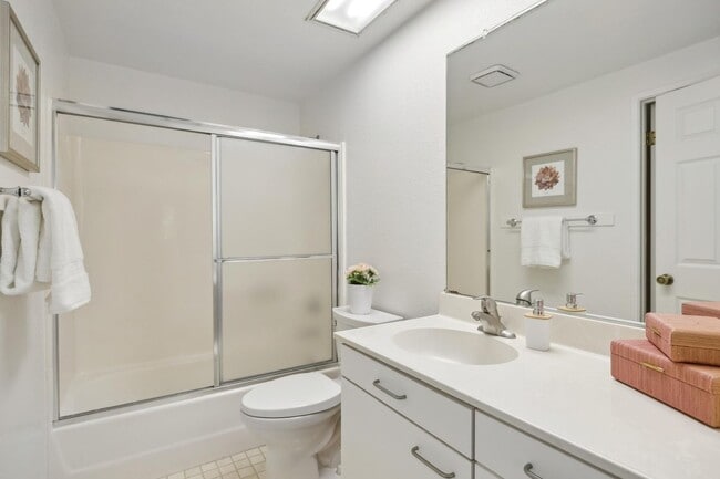 Building Photo - Delightful 3/3bth End-Unit Townhouse in Ce...