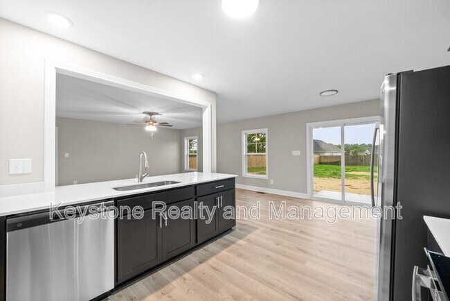 Building Photo - 3800 Roscommon Way