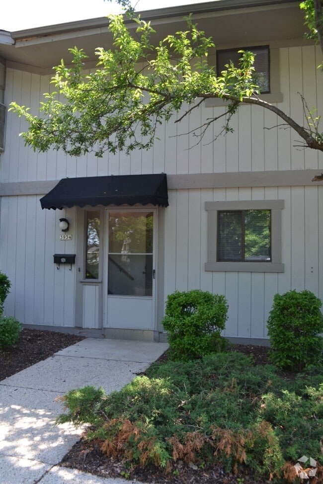 Building Photo - Private entry, Park-Like setting