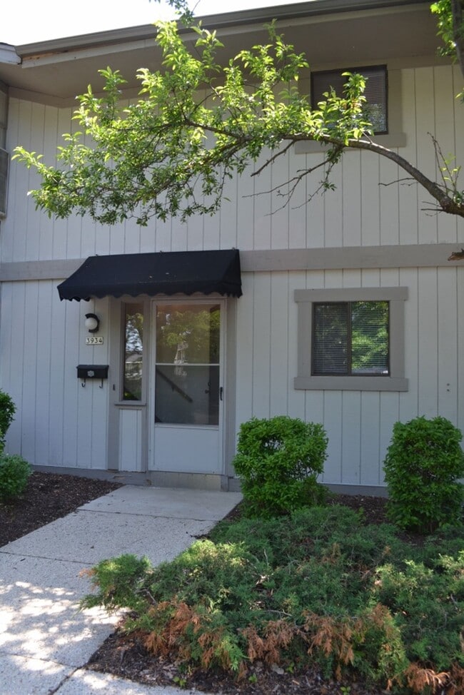 Primary Photo - Private entry, Park-Like setting