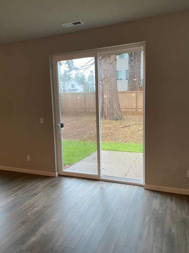 Building Photo - AVAILABLE NOW!!! 4BD/3BA - Pet friendly + Fenced Yard & Washer/Dryer Included - Great South Locat...