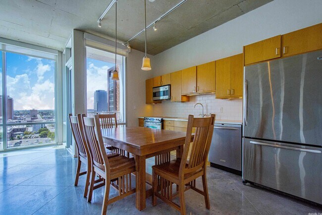 Building Photo - 315 Rock St