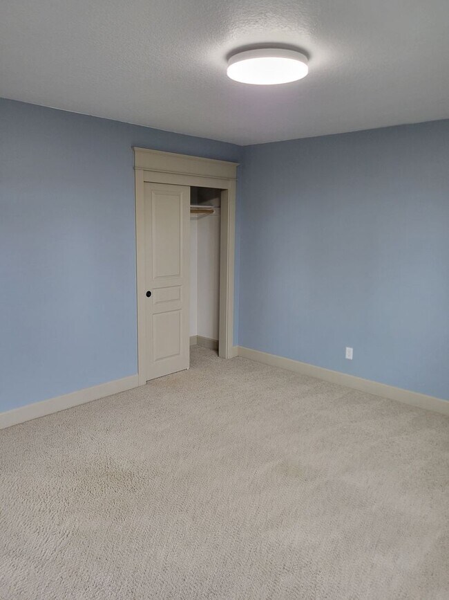Building Photo - Immaculate 5 Bedroom West Salem Home With a View