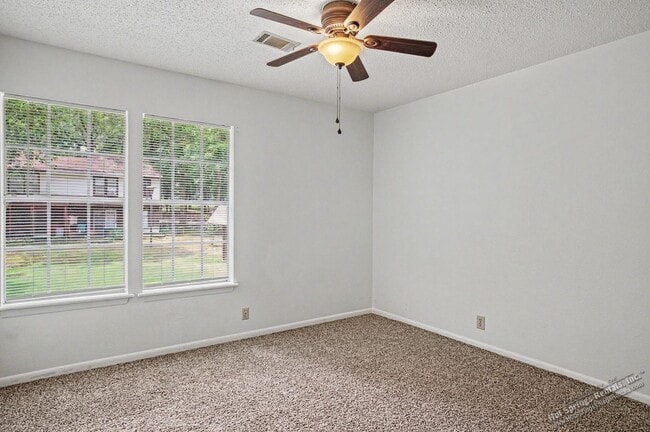 Building Photo - Two level Townhome in DeSoto Courts