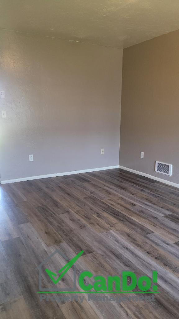 Building Photo - Newly remodeled 2 bedroom, 1.5 bathroom townhome in Blackfoot with Fiber Internet- Available now!