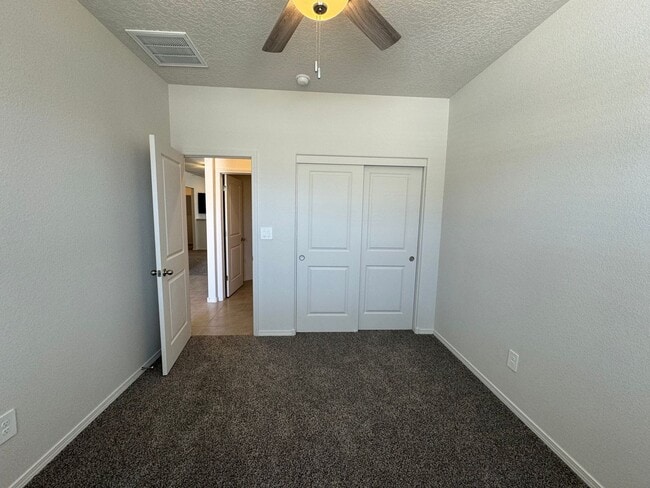 Building Photo - 4 bed 2 bath home in Huning Ranch! Newly B...