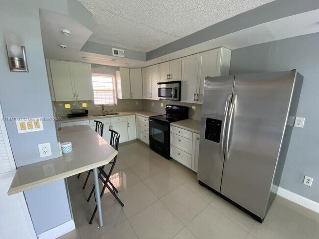 Building Photo - 8897 Fontainebleau Blvd