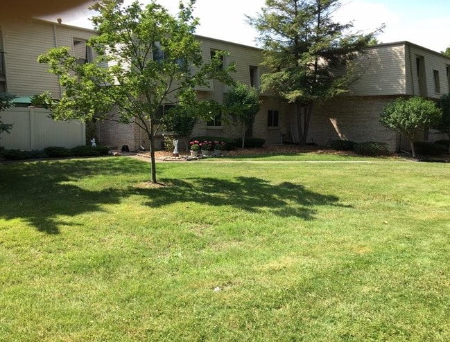 Primary Photo - Country Manor