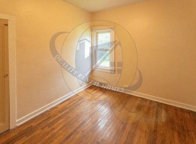 Building Photo - 635 Simcoe Ave