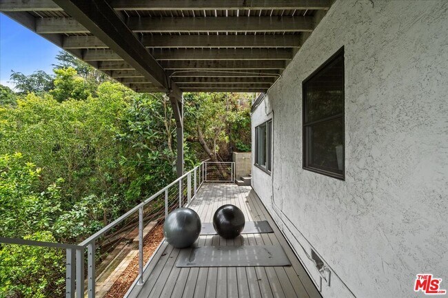 Building Photo - 3074 Lake Hollywood Dr