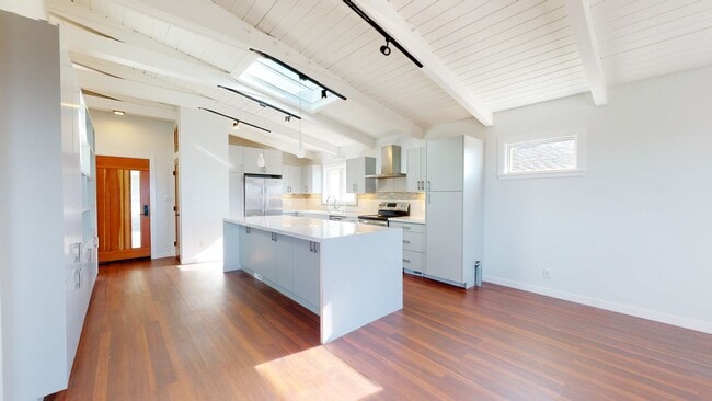 Building Photo - Kensington Beauty!