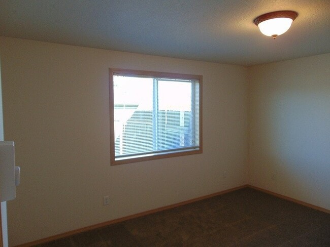 Building Photo - Enjoy Easy Living in Cascade Park with a Private Fenced Backyard