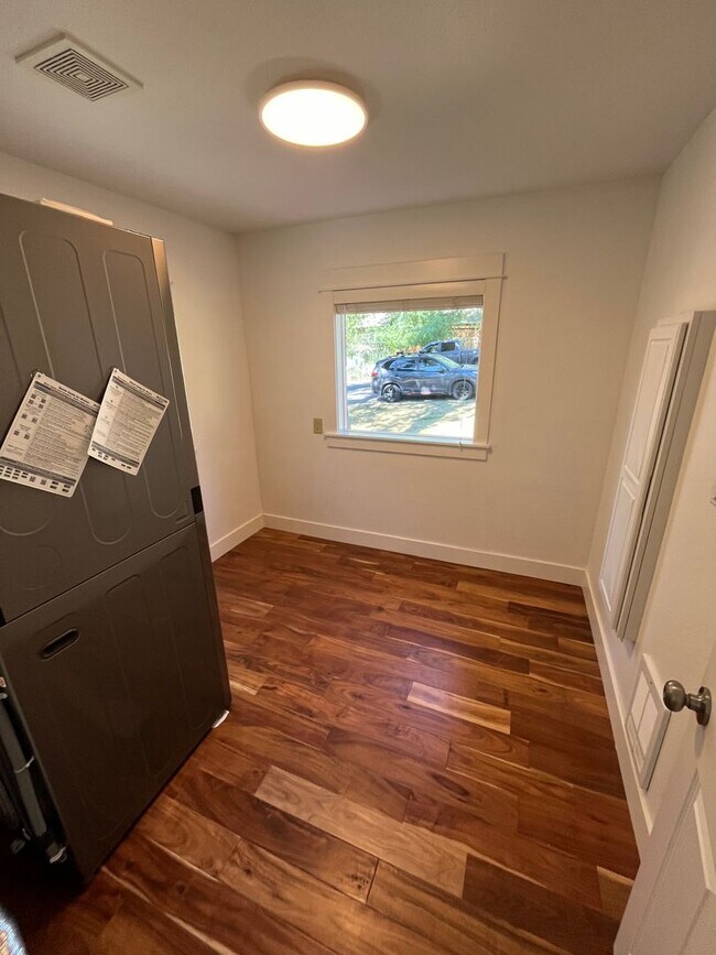 Building Photo - Charming Three Bedroom Home on Bend's West...