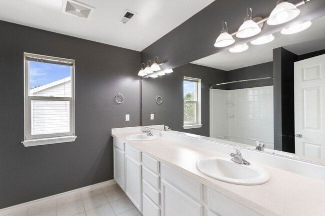 Building Photo - 4 Bed 2.5 Bath - Excellent Condition - Pet...