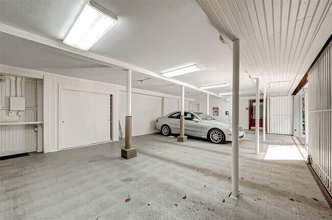 Building Photo - 8986 Chatsworth Dr